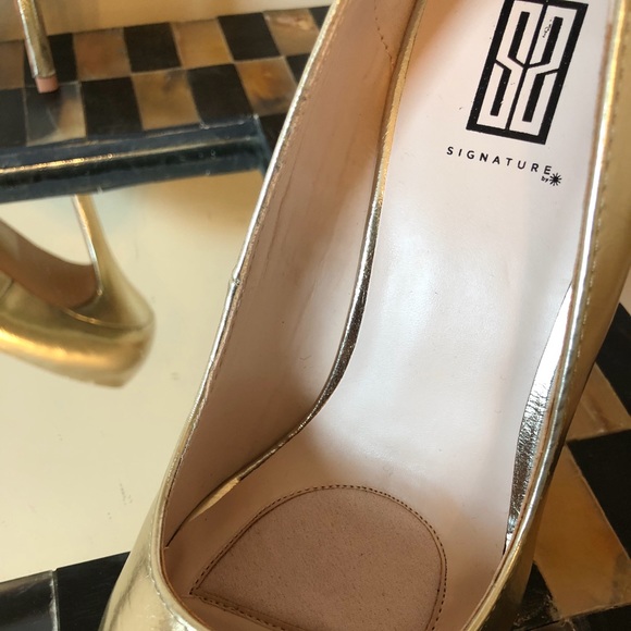 SS Signature Metallic Gold Pointed Toe High Heels - Picture 4 of 8